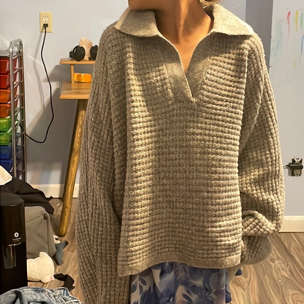 Grey sweater, quantity 1